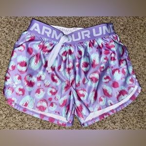 Under Armor.
Size YMD.